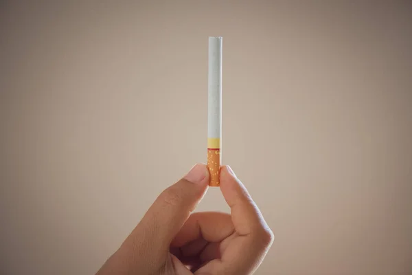 世界禁煙デー 喫煙を止めます タバコを持っている男の手を閉じる — ストック写真