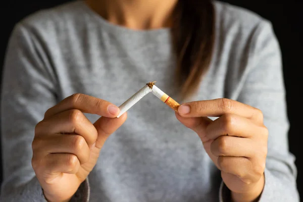 Día Mundial Sin Tabaco Mayo Deja Fumar Cerrar Mujer Romper — Foto de Stock