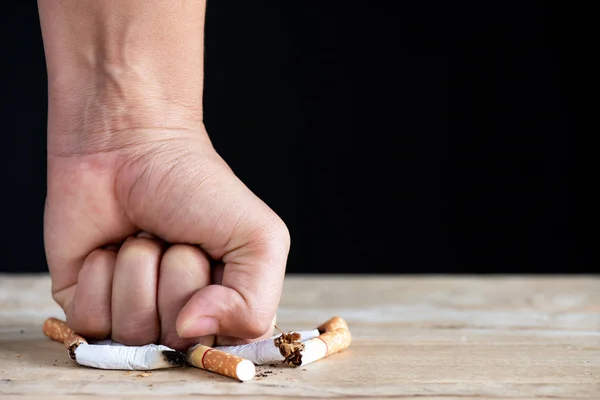 Svět Den Tabáku Května Přestaňte Kouřit Zblízka Muže Rukou Rozdrcení — Stock fotografie