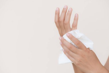 Bir doku elleriyle temizlik kadın. Sağlık ve tıp kavramı.