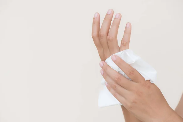 Donna Che Pulisce Mani Con Fazzoletto Concetto Sanitario Medico — Foto Stock