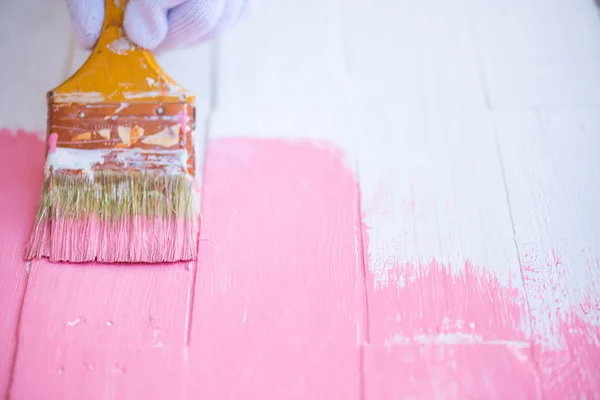 Nahaufnahme Frau Hand Hält Pinsel Malerei Rosa Farbe Auf Einem — Stockfoto