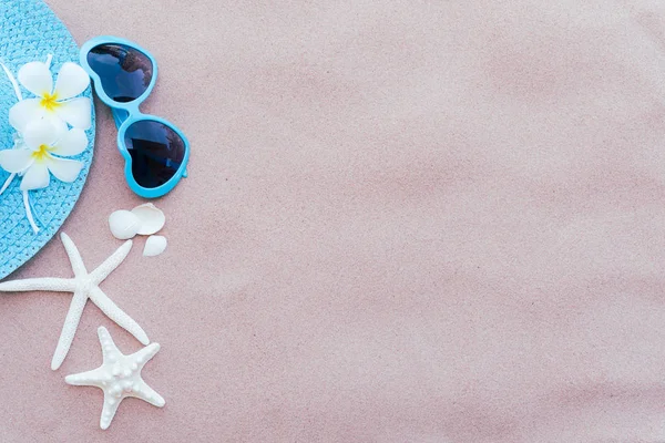Strand Accessoires Wie Blaue Sonnenbrille Seesterne Blume Und Blauer Hut — Stockfoto