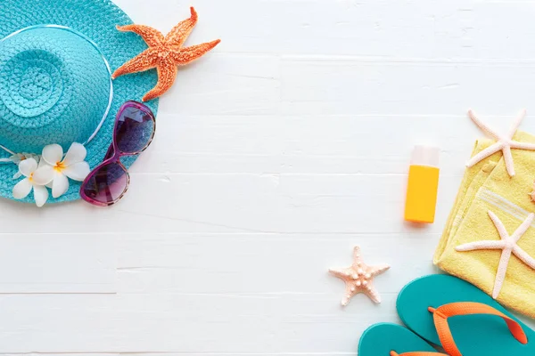 Beach Accessories Including Sunglasses Starfish Hat Beach Sunblock Colorful Flip — Stock Photo, Image
