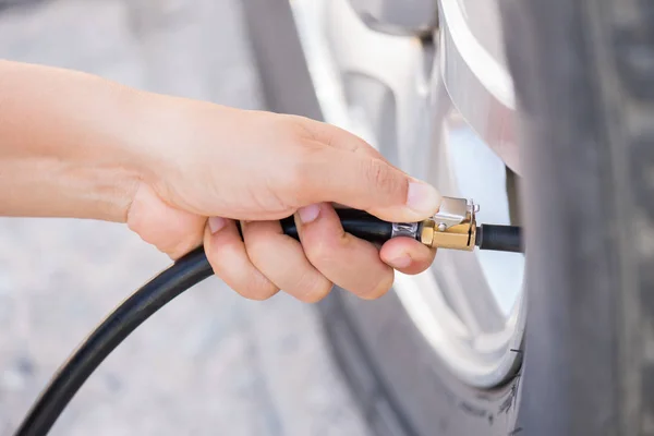 Motorista Verificando Pressão Enchimento Nos Pneus Perto — Fotografia de Stock