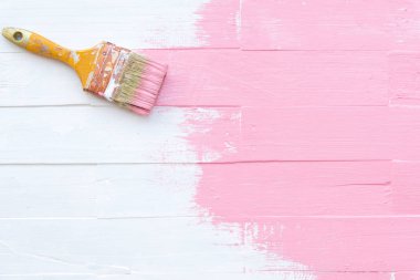 Paintbrush resim pembe rengi beyaz ahşap bir masa üzerinde kapatın