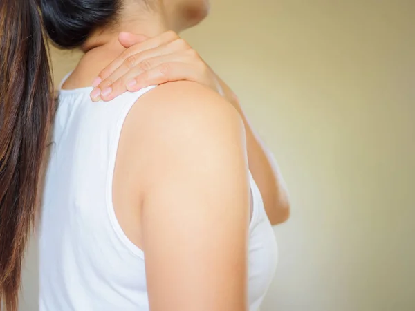 Linda Mulher Asiática Sofrendo Dor Pescoço Ombro Cansado Sentar Fundo — Fotografia de Stock