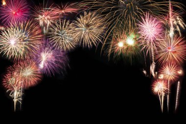 Siyah arkaplanda kutlamak için renkli güzel havai fişek gösterimi ve metin için boş alan. Yeni yıl tatili konsepti.