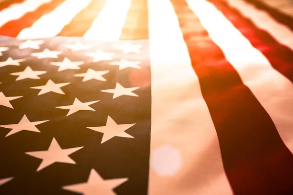 美国独立日 7月4日 关闭美国国旗与烟花背景 — 图库照片