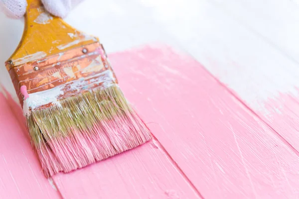 Nahaufnahme Frau Hand Hält Pinsel Malerei Rosa Farbe Auf Einem — Stockfoto