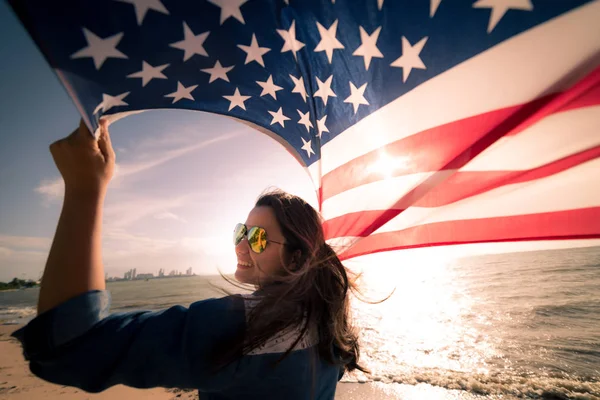 Usa Självständighetsdagen Juli Närbild Oung Lycklig Kvinna Holding Usa Flagga — Stockfoto