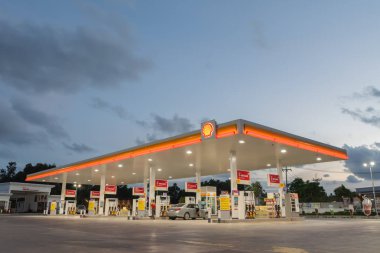 Rayong, Rayong /Thailand - 17 Haziran 2018: Shell benzin istasyonu mavi gökyüzü arka plan günbatımı sırasında. Hollanda Kraliyet Shell Avustralya Shell perakende operasyonlarını Hollanda şirketi Vitol 2014 yılında satılan