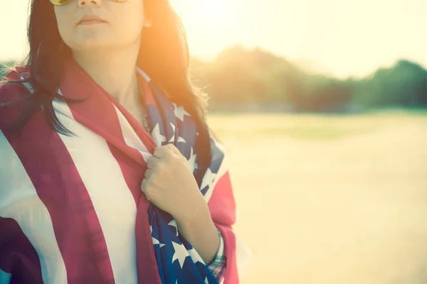 Närbild Kvinna Allvarligt Ansikte Täckt Usa Flaggan Juli Förenta Staternas — Stockfoto