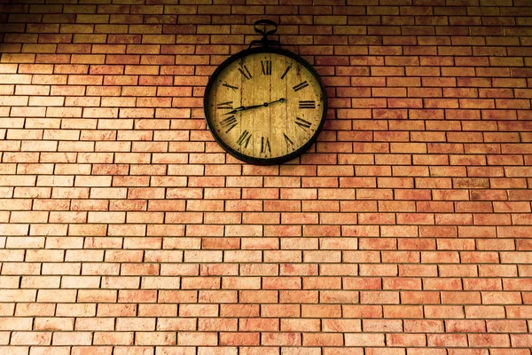 Wall Clock Vintage Retro Styles Hanging Brick Wall — Stock Photo, Image