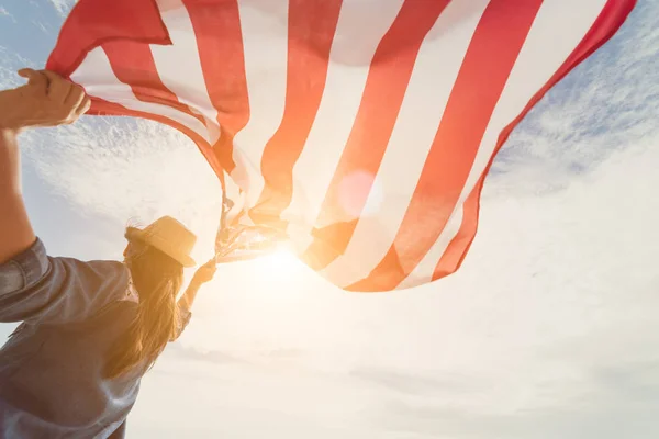 Feche Jovem Mulher Feliz Segurando Bandeira Dos Estados Unidos América — Fotografia de Stock