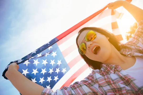 Feche Mulher Feliz Segurando Bandeira Dos Estados Unidos América Correndo — Fotografia de Stock