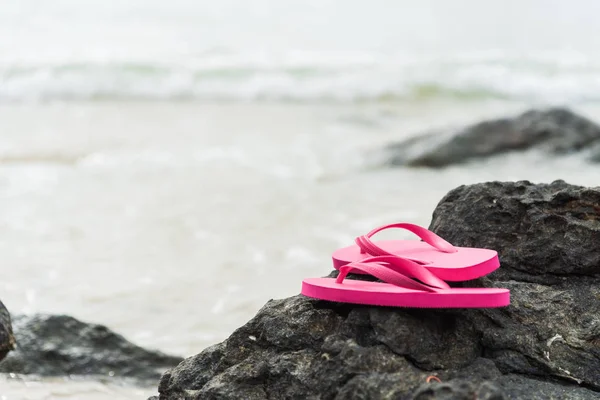 夏季假期和度假概念的岩石上的粉红色翻转触发器 — 图库照片