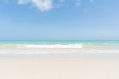 Yumuşak odak kum plaj, mavi gökyüzü ve dalga yumuşak arka plan. yaz tatil ve tatil kavramı.