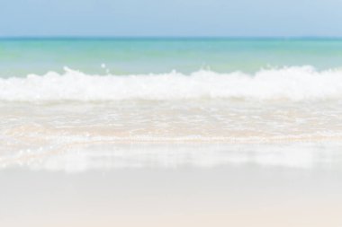 Yumuşak odak kum plaj, mavi gökyüzü ve dalga yumuşak arka plan. yaz tatil ve tatil kavramı.