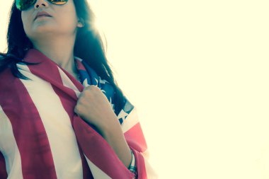 Kadın ciddi bir yüz ABD bayrağının, 4 Temmuz, Amerika Birleşik Devletleri Bağımsızlık günü kavramı kapsamında kapatın.