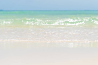 Yumuşak odak kum plaj, mavi gökyüzü ve dalga yumuşak arka plan. yaz tatil ve tatil kavramı.