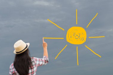Çizim veya boyama üzerine gri gökyüzü güneş kadın. güneş ışık lazım. Konsept değiştirme.