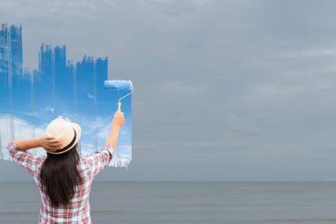 Genç kadın resim gri gökyüzü mavi ol. Konsept değiştirme.