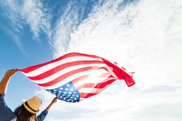 Feche Jovem Mulher Feliz Segurando Bandeira Dos Estados Unidos América — Fotografia de Stock