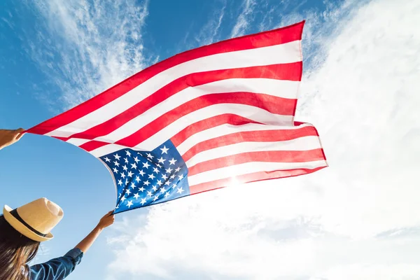 Närbild Unga Lycklig Kvinna Holding Usa Flagga Och Springa Hoppa — Stockfoto