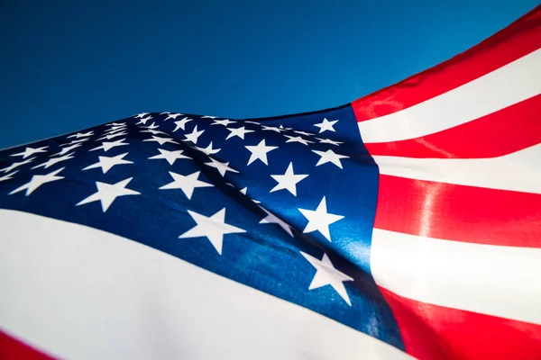 Feche Bandeira Dos Estados Unidos América Fundo Céu Azul Dia — Fotografia de Stock