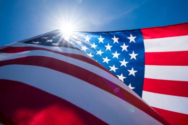 Amerika Birleşik Devletleri bayrağı mavi gökyüzü arka plan üzerine kapatın. ABD Bağımsızlık günü, 4 Temmuz.