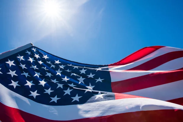 Cierre Bandera Los Estados Unidos América Fondo Del Cielo Azul —  Fotos de Stock