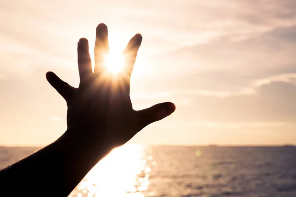 Χέρι Αγγίζει Ήλιο Κατά Διάρκεια Του Ηλιοβασιλέματος Φόντο Έννοια Επιτυχία — Φωτογραφία Αρχείου