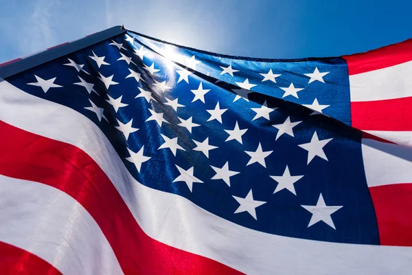 Nahaufnahme Der Flagge Der Vereinigten Staaten Von Amerika Vor Blauem — Stockfoto