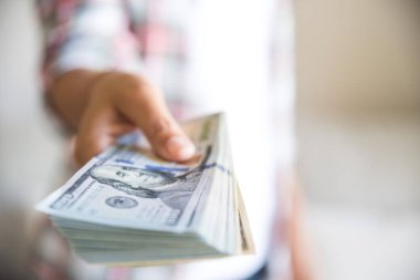 Yumuşak odak kadın elindeki para bize para için teklif.