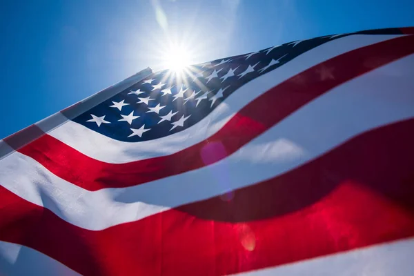 Närbild Amerikas Förenta Staters Flagga Blå Himmel Bakgrund Usa Självständighetsdagen — Stockfoto