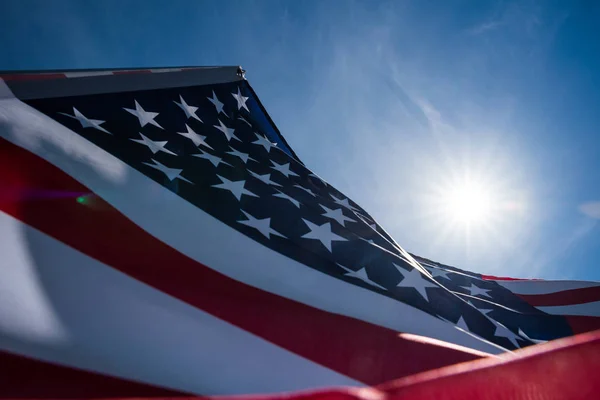 Närbild Amerikas Förenta Staters Flagga Blå Himmel Bakgrund Usa Självständighetsdagen — Stockfoto