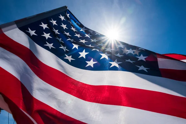 Närbild Amerikas Förenta Staters Flagga Blå Himmel Bakgrund Usa Självständighetsdagen — Stockfoto
