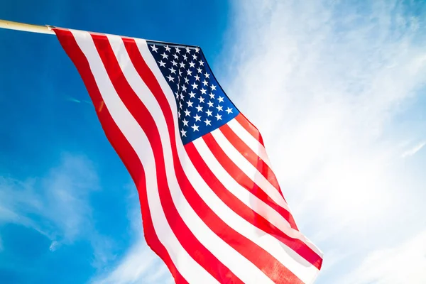 Närbild Amerikas Förenta Staters Flagga Blå Himmel Bakgrund Usa Självständighetsdagen — Stockfoto