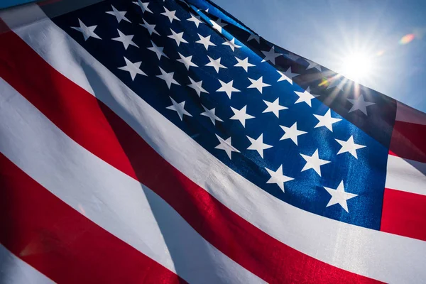 Κοντινό Πλάνο Σημαίας Ηνωμένων Πολιτειών Της Αμερικής Σχετικά Φόντο Γαλάζιο — Φωτογραφία Αρχείου