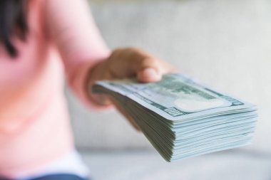 Yumuşak odak kadın elindeki para bize para için teklif.