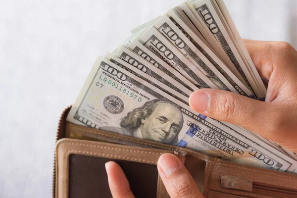Kadın Amerika Dolar Banknotlar Cüzdanından Para Alarak Eller Yukarı Kapatın — Stok fotoğraf