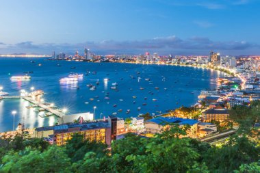 Pattaya city Beach Pratumnak bakış açısı, Pattaya Tayland günbatımında sırasında gece görünümü.