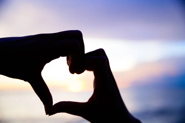 Sylwetka Kobiety Ręce Kształt Serca Tle Zachodu Słońca Happy Miłość — Zdjęcie stockowe