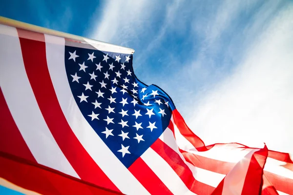 Nahaufnahme Der Flagge Der Vereinigten Staaten Von Amerika Vor Blauem — Stockfoto