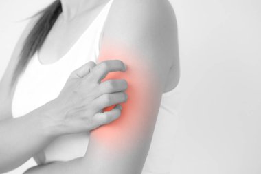 Kadın kol sıfırdan kadar kaşıntı evde el ile kapatın. Sağlık ve tıp kavramı.