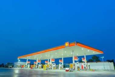 Chachoengsao, Tayland - 28 Ocak 2018: Shell benzin istasyonu mavi gökyüzü arka plan günbatımı sırasında. Hollanda Kraliyet Shell Avustralya Shell perakende operasyonlarını Hollanda şirketi Vitol 2014 yılında satılan