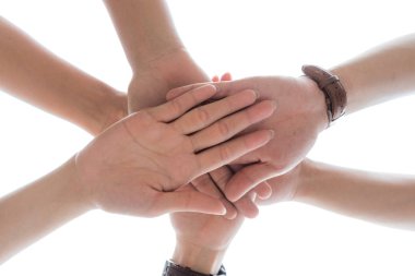 Dostluk gün kavramı. Eller vurmak ve birlikte katılmak beyaz arka plan üzerinde izole etmek. iş dünyasında başarı. Birbirimize güvenmeyi simgeleyen.