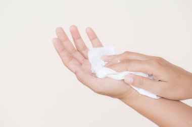 Bir doku elleriyle temizlik kadın. Sağlık ve tıp kavramı.