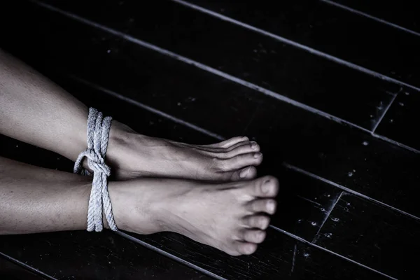 特写女人的腿被绳子捆住了 人权日概念 — 图库照片
